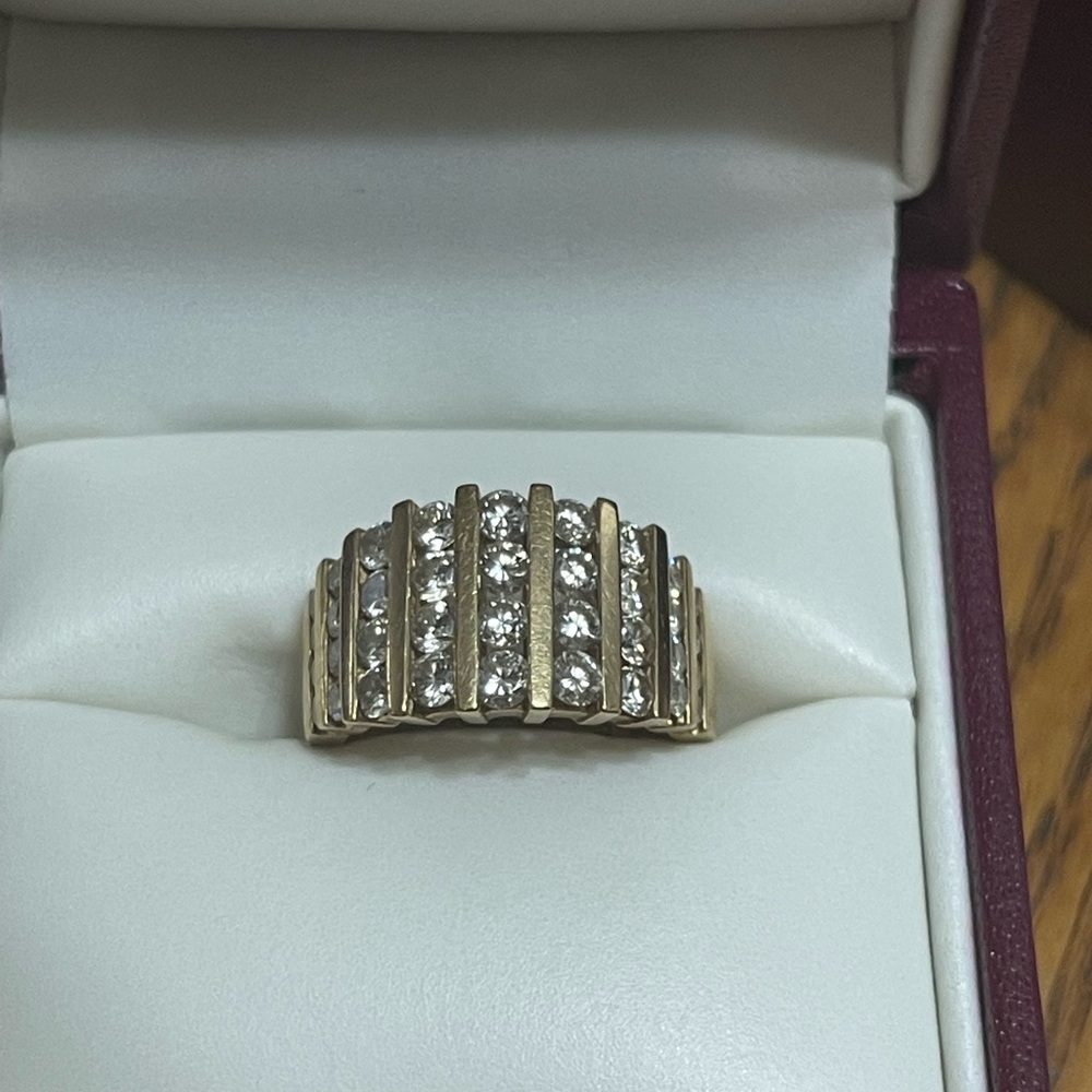 Elegant Gold Women's Ring with Sparkling Diamond Accents